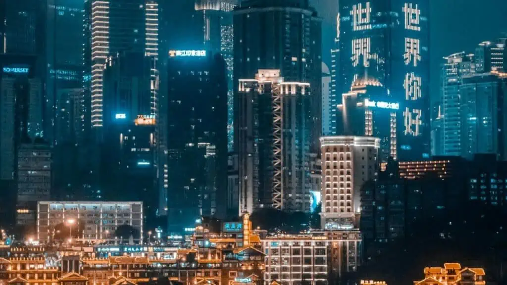 en kinesisk stad på natten